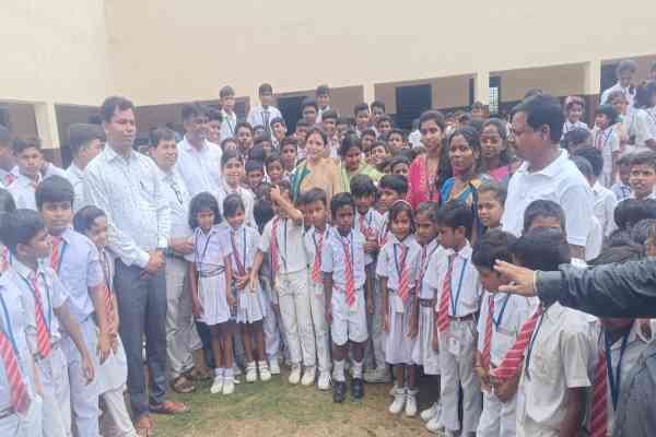 स्कूल के बच्चों व शिक्षकों के साथ कांग्रेस नेत्री अनुपमा सिंह  