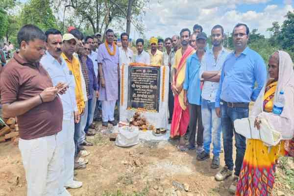 बोकारो : गोमिया विधायक ने चंडीपुर में सड़क का किया शिलान्यास