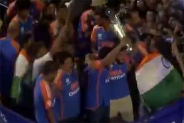 मुंबई :  टी 20 वर्ल्ड कप जीतनेवाली टीम इंडिया की विक्ट्री परेड शुरू, जन सैलाब उमड़ा