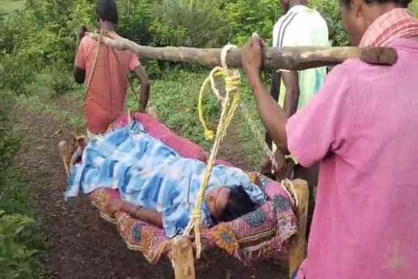 गर्भवती महिला को खटिया पर लाद कर इलाज के लिए ले जाते ग्रामीण