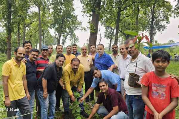 Adityapur  : “वृक्ष मित्र मंडली” ने जेपी उद्यान में किया पौधरोपण