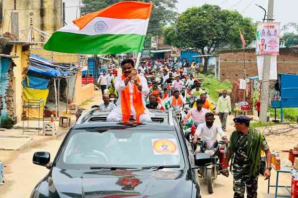 पलामू: रामाशीष के नेतृत्व में निकला तिरंगा यात्रा