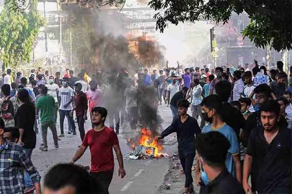 बांग्लादेश में प्रदर्शनकारियों-सत्तारूढ़ पार्टी समर्थकों के बीच हिंसक झड़प, 70 की मौत, अनिश्चितकालीन कर्फ्यू…