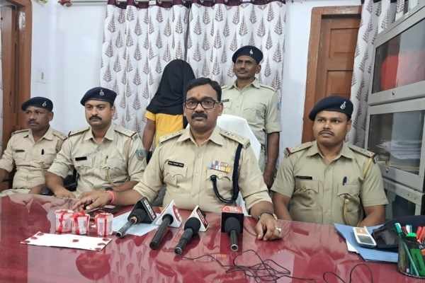 ब्राउन सुगर बरामदगी के संबंध  में जानकारी देती मानगो पुलिस.