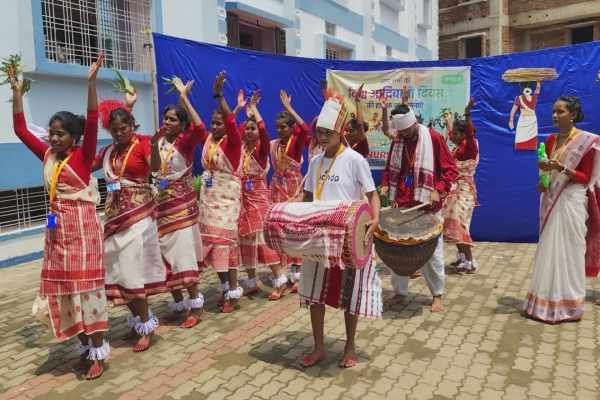 सूर्या नर्सिंग कॉलेज में विश्व आदिवासी दिवस पर आयोजित कार्यक्रम के दौरान नृत्य पेश करती छात्राएं.