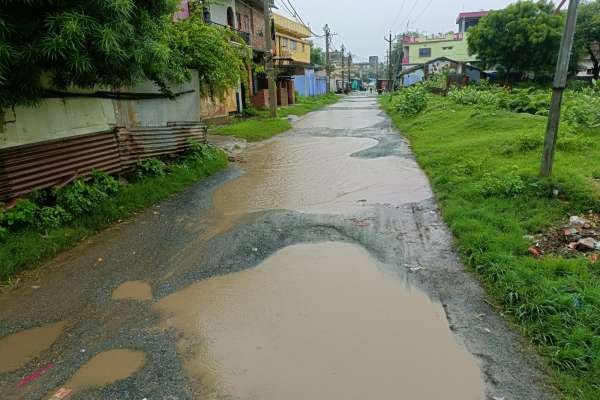 Chakradharpur : दो दिन की बारिश से चक्रधरपुर के शहरी क्षेत्र में जगह-जगह हुआ जल जमाव