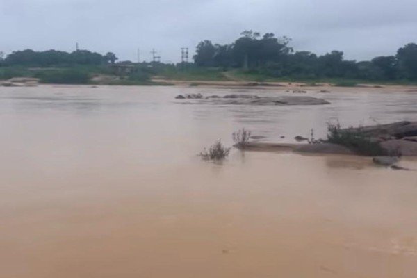 मनोहरपुर के कोयल-कारो नदी का बढ़ा हुआ जल स्तर.