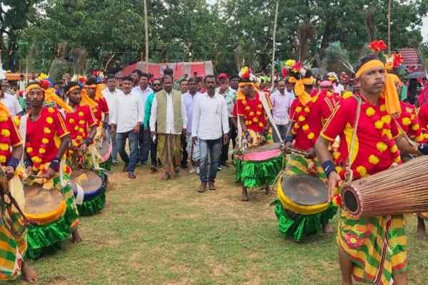 पारंपरिक नृत्य के साथ अतिथियों का स्वागत करते समाज के लोग.