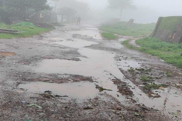 किरीबुरु फुटबॉल मैदान के पीछे सड़क पर जल जमाव की स्थिति.