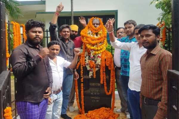 चमरिया गेस्ट हाउस में श्रद्धांजलि अर्पित करते नेता.