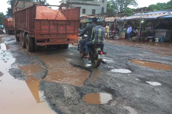 Rairangpur : जल निकासी नहीं होने से एनएच की स्थिति खराब