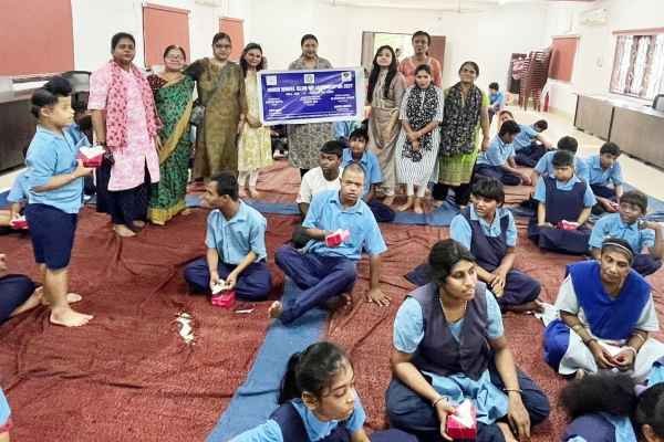 बच्चों के साथ नृत्य करती संस्था की प्रतिनिधि.