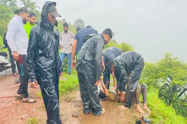 महाराष्ट्र : सेल्फी लेने के चक्कर में युवती 100 फीट गहरी खाई में गिरी, बचायी गयी…