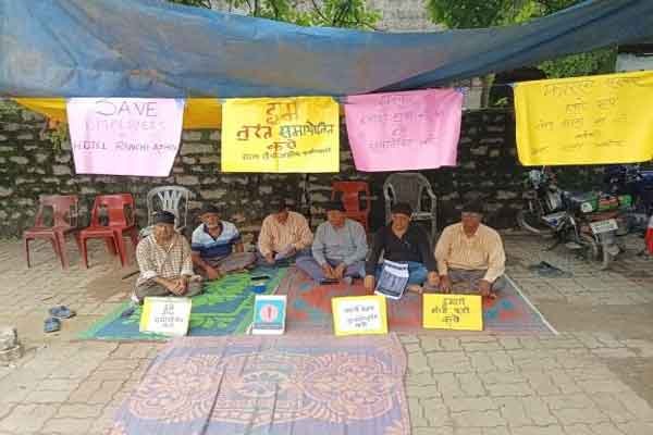 होटल अशोक के कर्मचारियों ने दिया धरना, 15 अगस्त को आत्मदाह की दी चेतावनी