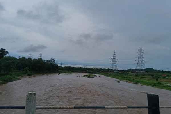 लातेहार : तीन दिनों से हो रही बारिश से औरंगा नदी उफान पर