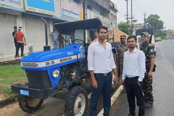 अवैध बालू लदा जब्त ट्रैक्टर    