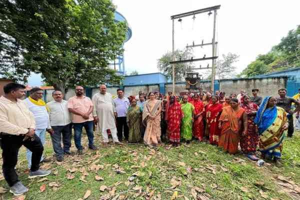 ट्रासंफार्मर के उद्घाटन के मौके पर जिप अध्यक्ष व ग्रामीण