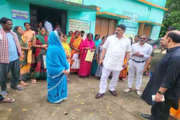 गोविंदपुर में कांग्रेस जिलाध्यक्ष संतोष सिंह से अपनी परेशानी बतातीं महिलाएं  