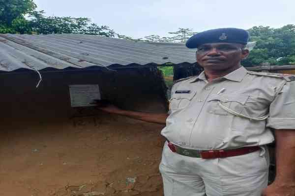 आरोपी के घर पर इश्तेहार चिपकाने पहुंची पुलिस
