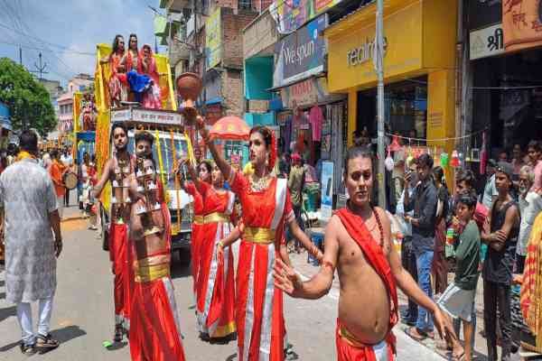 शोभायात्रा में झांकी रही आकर्षण का केंद्र