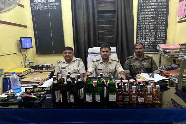 धनबाद : भौंरा में पुलिस का छापा, 60 बोतल अवैध शराब जब्त II समेत झरिया की 3 खबरें