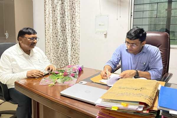 पदभार ग्रहण करते हुए.