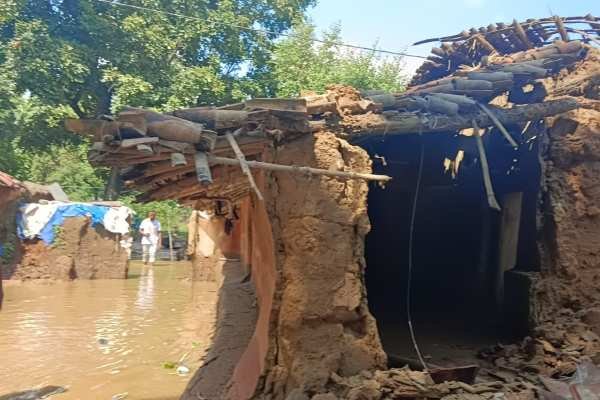 बाढ़ की पानी से घ्वस्त मकान.