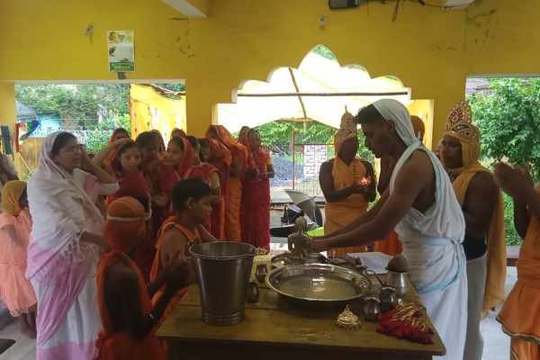 पूजा-अर्चना करते श्रद्धालु.