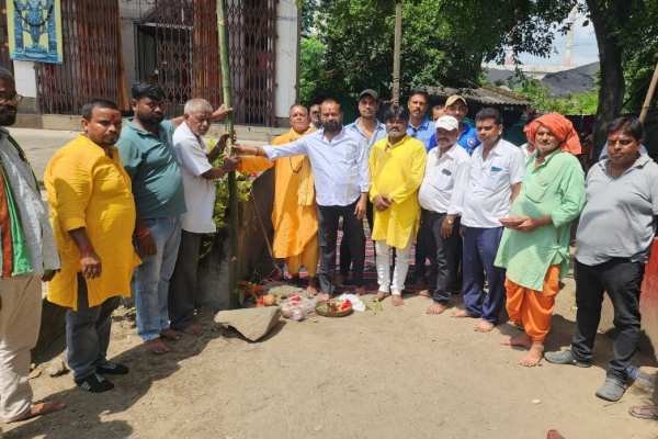 भूमि पूजन में मौजूद विधायक व स्थानीय लोग.