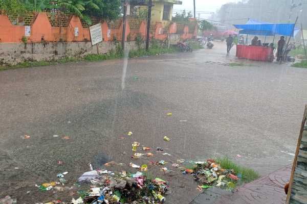 सड़क पर जमा बारिश का पानी.