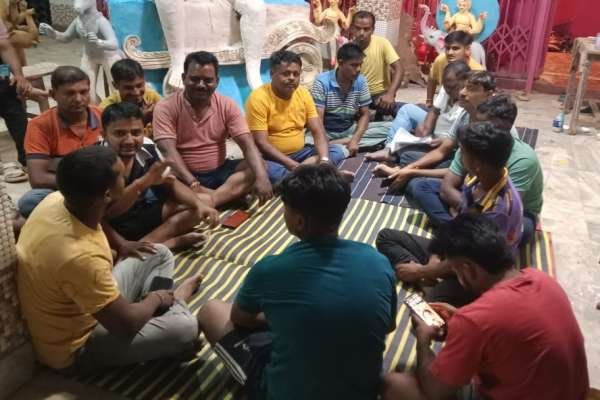 दुर्गा मंदिर प्रांगण में बैठक के दौरान मौजूद हिंदू संगठन से जुड़े लोग.