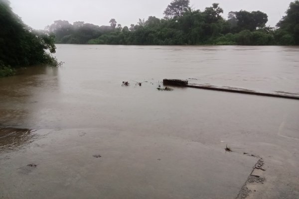 Jadugoda : तीन दिनों से हो रही बारिश से जादूगोड़ा की गुर्रा नदी उफनाई