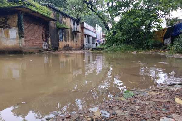 अस्पताल परिसर में जलजमाव.