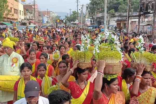 चक्रधरपुर में करम जाउआ की शोभा यात्रा में शामिल कुड़मी समाज के महिला पुरुष.