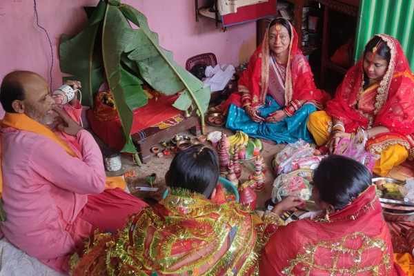 तीज व्रत के दौरान मंदिर में कथा सुनती सुहागिन महिलाएं.