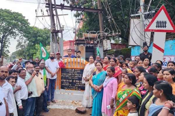 शिलान्यास करते विधायक मंगल कालिंदी व मौजूद लोग.