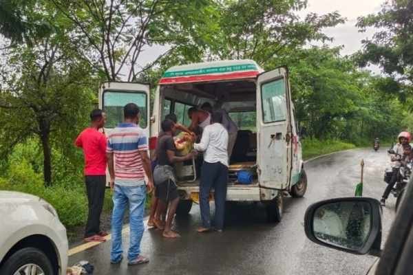 किसान को इलाज के लिए एमजीएम अस्पताल ले जाते लोग.