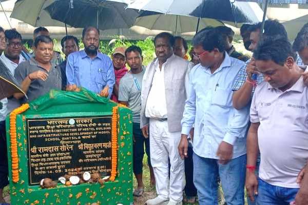 छात्रावास का शिलान्यास करते मंत्री रामदास सोरेन.