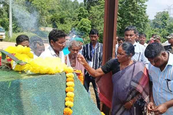 गोइलकेरा के कैरम में श्रद्धा सुमन अर्पित करती सांसद जोबा माझी व अन्य.