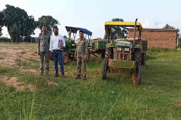 अवैध बालू लदा जब्त ट्रैक्टर के साथ खनन विभाग की टीम      