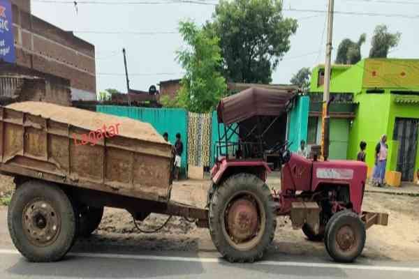 अवैध बालू लदा जब्त ट्रैक्टर