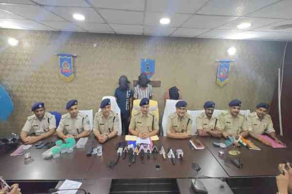 गिरफ्तार आरोपियों के बारे में जानकारी देते पुलिस अधिकारी      