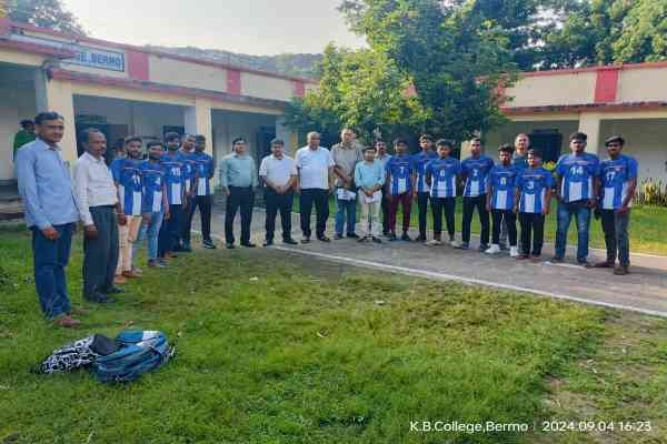 बोकारो : प्रतियोगिता में भाग लेने केबी कॉलेज बेरमो की फुटबॉल टीम चास रवाना