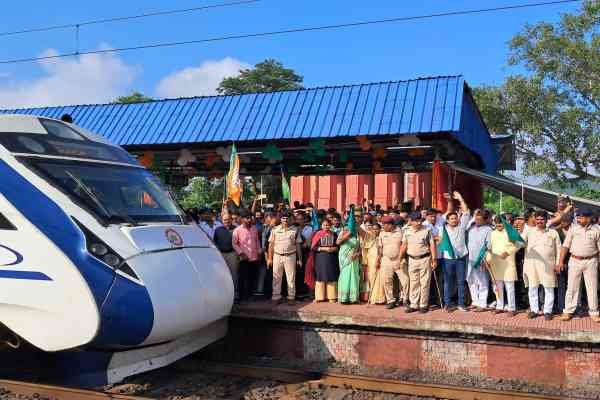 वंदे भारत ट्रेन को पारसनाथ स्टेशन पर हरी झंडी दिखाकर रवाना करते मंत्री बेबी देवी व सांसद चंद्रप्रकाश चौधरी