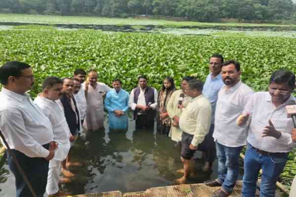 हजारीबाग: झील की सफाई के लिए कांग्रेसियों ने किया जल सत्याग्रह 