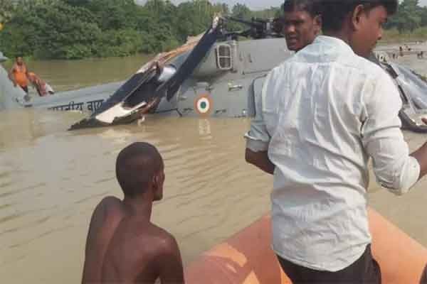 मुजफ्फरपुर में वायुसेना का हेलिकॉप्टर पानी में गिरा, गया के पितृपक्ष मेले में पांच कैडेट डैम में गिरे, दो की मौत