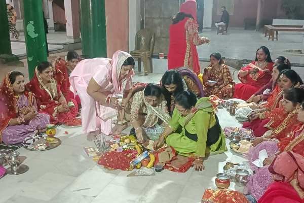 चक्रधरपुर के टाउन काली मंदिर में करवा चौथ की पूजा अर्चना करती महिलाएं.