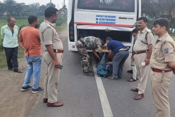 वाहन जांच करते पुलिसकर्मी.