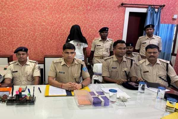 जानकारी देते पुलिस अधीक्षक व अन्य.