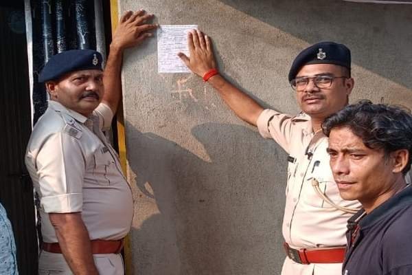 इश्तेहार चिपकाते आरआईटी पुलिस.